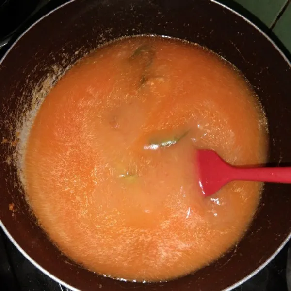 Tuang air kaldu udang. Aduk rata