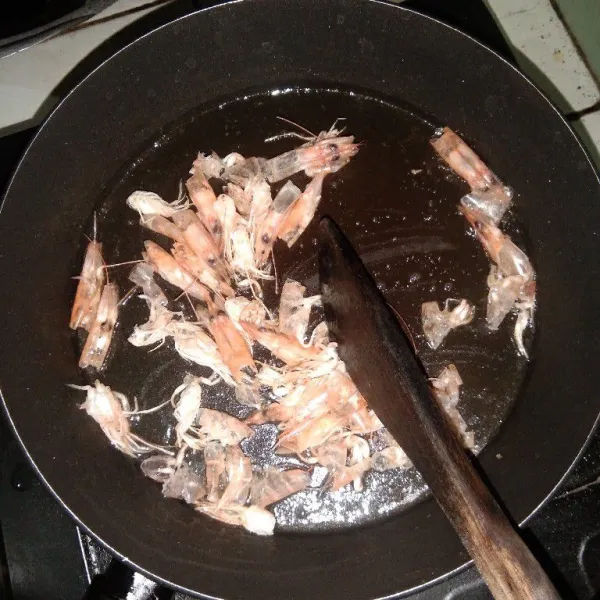 Tumis kepala dan kulit udang hingga harum