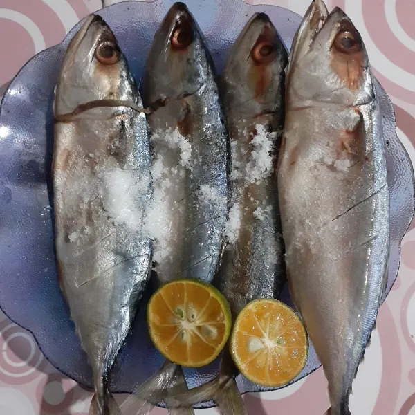 Marinasi ikan dengan air jeruk nipis/jeruk kasturi, garam, dan penyedap, diamkan selama 15 menit, bisa letakkan di kulkas bagian chiller.