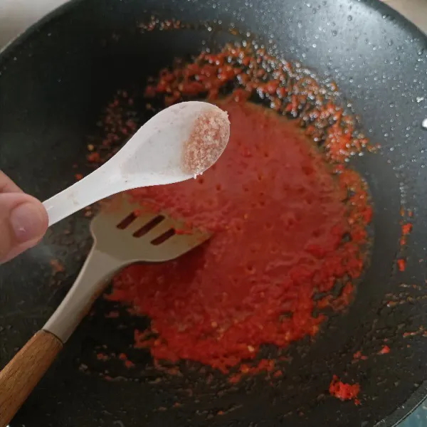 Goreng bumbu halus, tambahkan garam. Masak hingga wangi dan matang.