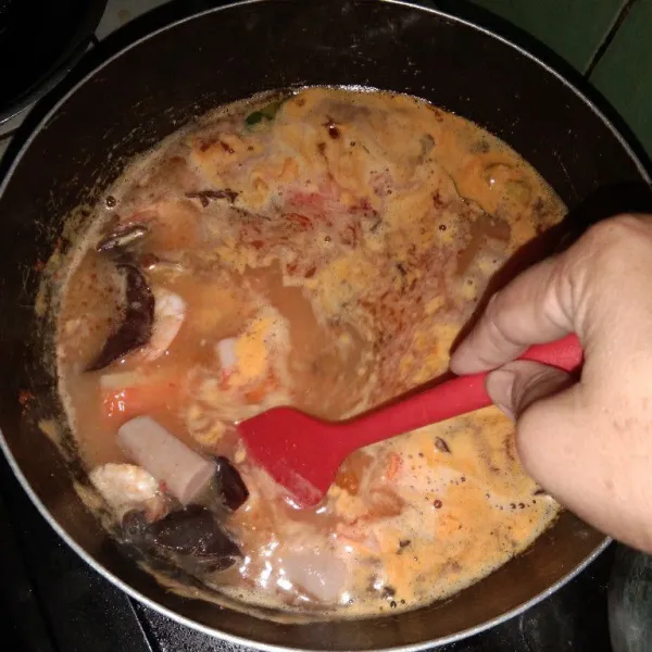 Tambahkan udang, jamur, crabstick, sosis. Aduk rata kembali