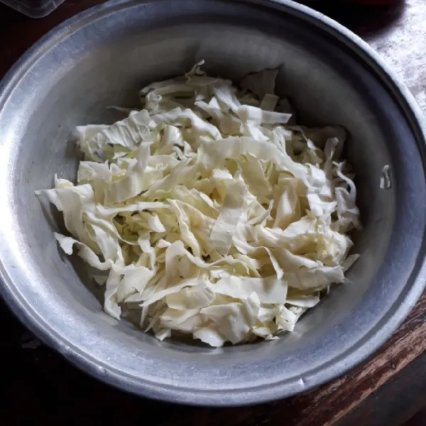 Iris kubis ketebalan 1 cm. Cuci bersih dan tiriskan.