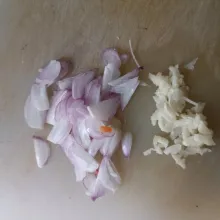 Iris bawang merah dan cincang bawang putih.