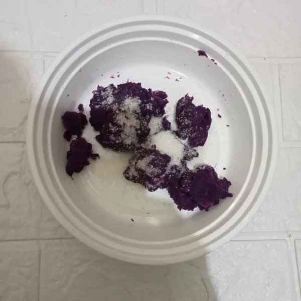 Haluskan ubi ungu lalu tambahkan gula pasir dan campur rata.