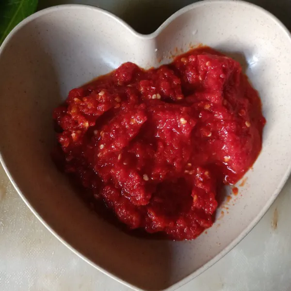 Haluskan bahan sambal.