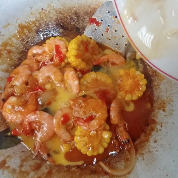 Terakhir, masukkan telur kocok, aduk merata. Masak sampai telur matang, bumbu meresap.