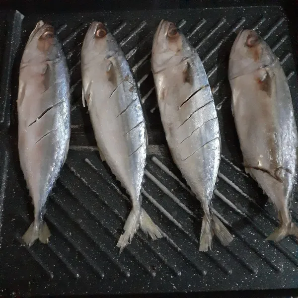 Marinasi ikan kembung dengan air jeruk nipis, garam, dan penyedap. Diamkan selama 15 menit di kulkas pada bagian chiller. Panaskan panggangan dengan api sedang, oles panggangan dengan sedikit minyak, lalu tata ikannya.