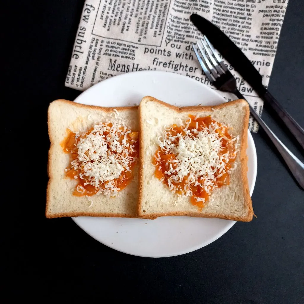 Roti Bawang Bombay Saus Bolognese