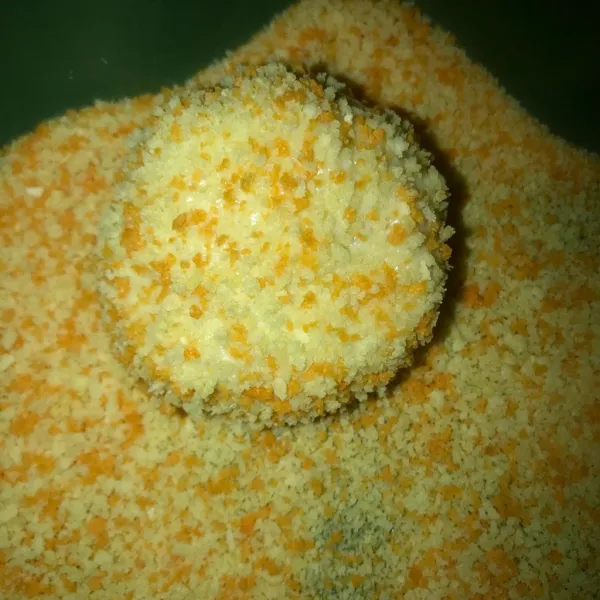 Dan gulingkan ke dalam tepung roti hingga terbalur merata.