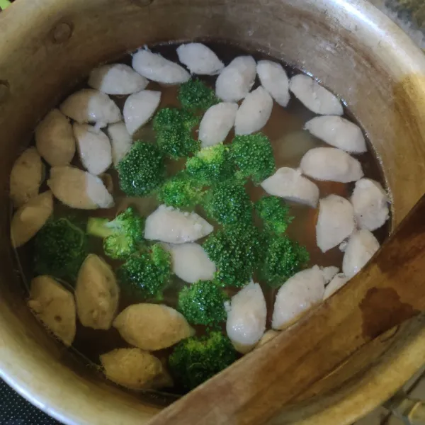 Masukkan brokoli, kaldu bubuk, garam dan gula pasir. Masak hingga mendidih, tes rasa.