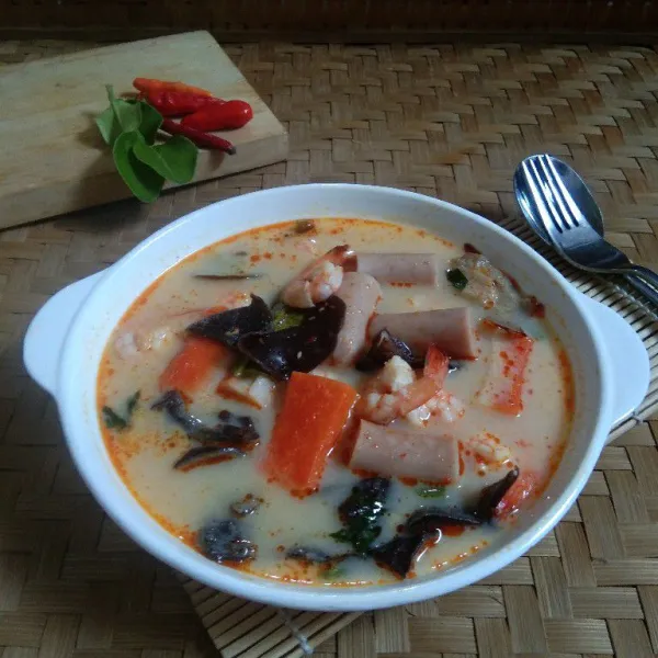 Pindahkan Tom Yum di wadah saji. Tambahkan jeruk nipis secukupnya. Sajikan