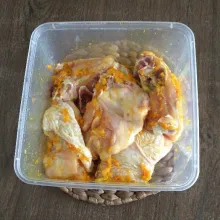 Campur daging ayam dan bumbu halus.