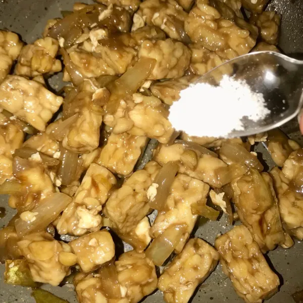 Beri garam, gula, penyedap, dan air. Tes rasa dan siap dihidangkan.
