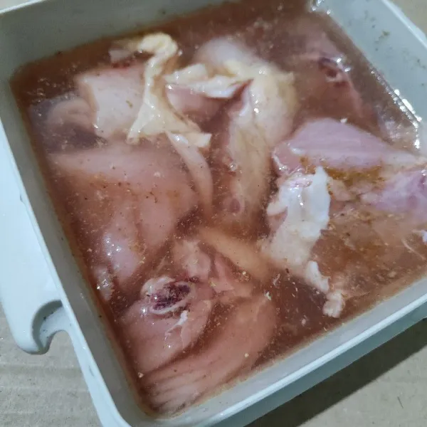 Cuci bersih daging ayam, lalu tambahkan garam, penyedap rasa.