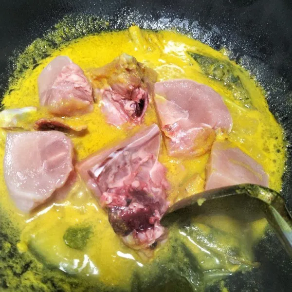 Masukkan potongan dada ayam yang sudah dibersihkan, garam, dan bumbu penyedap, masak hingga bumbu meresap.