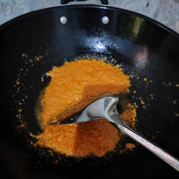 Tumis bumbu hingga tanak.