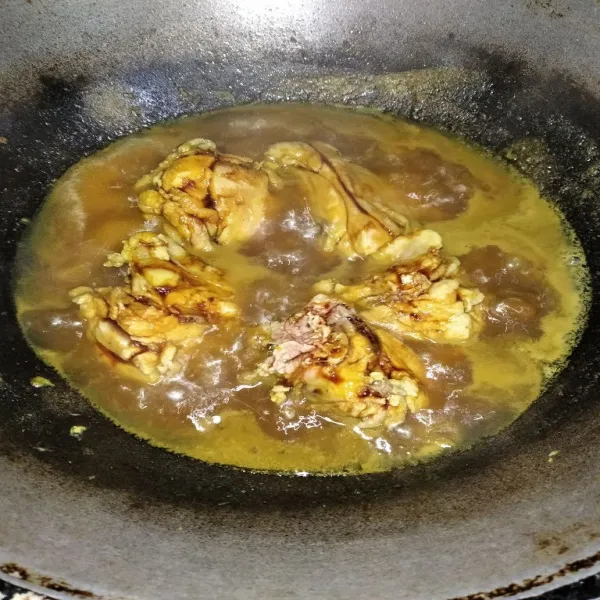 Beri kecap manis, gula, dan garam, mask hingga ayam matang dan kuah mengental, koreksi rasa dan sajikan.