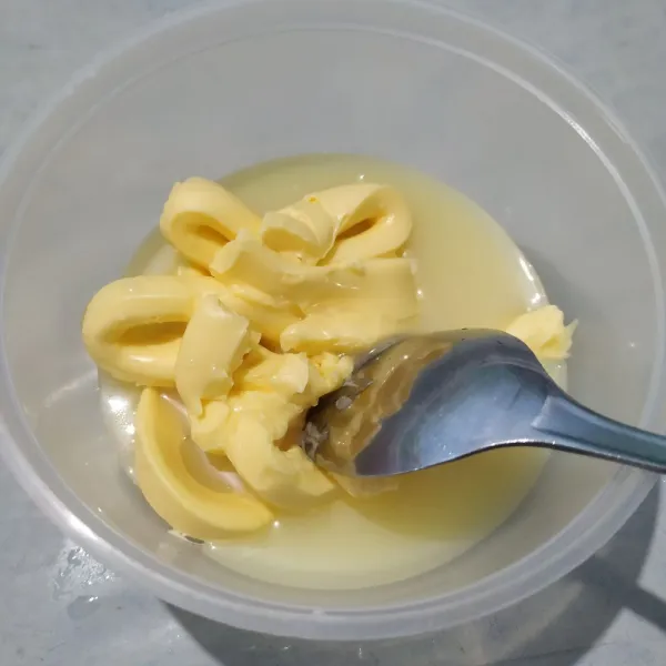 Campur margarin dan susu kental manis. Aduk rata.