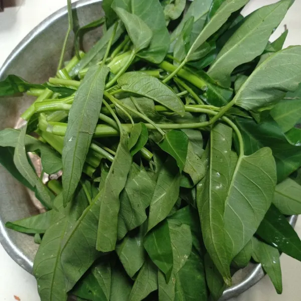 Siangi kangkung, cuci sampai bersih.