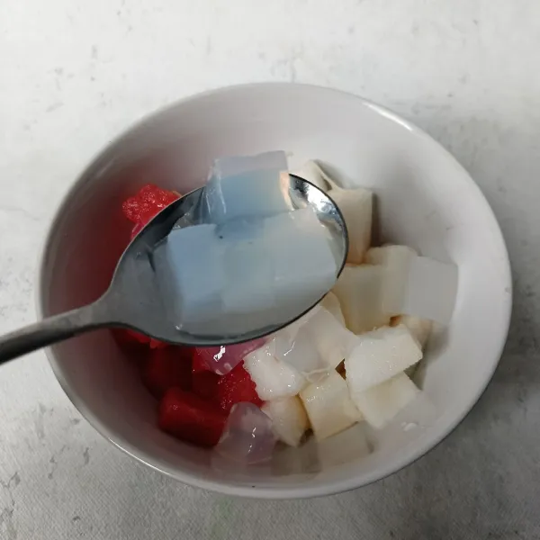 Kemudian masukkan nata de coco.