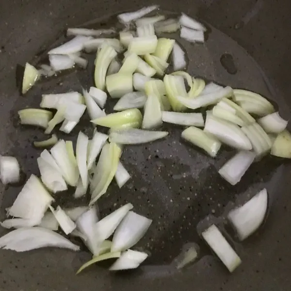 Goreng bawang bombay hingga harum dan layu.