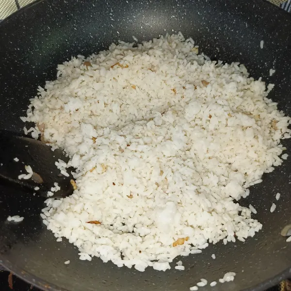 Aduk-aduk sampai nasi tercampur rata dan terpisah.