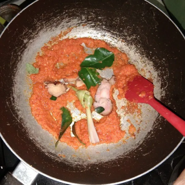 Panaskan wajan, tuang sedikit minyak. Masukan bumbu halus, aduk hingga rata. Tambahkan lengkuas, sereh, dan daun jeruk. Masak hingga layu