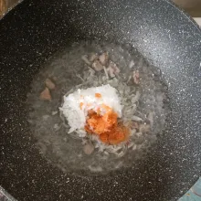 Tambahkan air lalu didihkan. Masukkan nasi dan wortel.