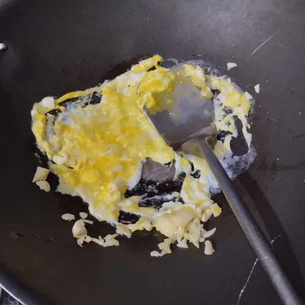Tumis bawang putih hingga harum lalu masukkan telur, buat orak-arik.