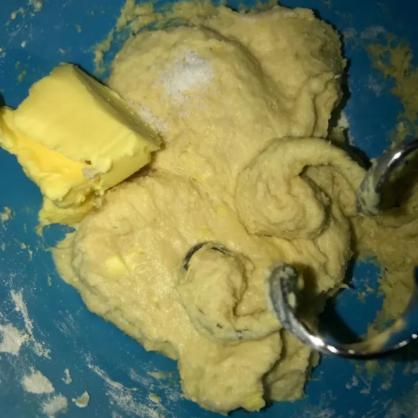 Setelah itu masukkan margarin dan garam, lalu mixer.