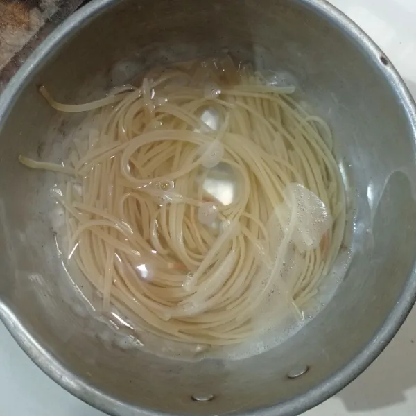 Rebus spaghetti sampai matang, tiriskan.