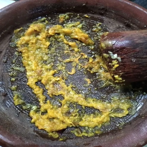 Haluskan bumbu.