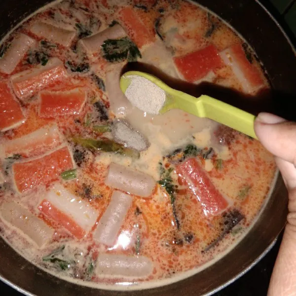 Tambahkan garam, lada bubuk, gula pasir, kaldu jamur. Aduk rata kembali. Tes rasa bila sudah pas, matikan api