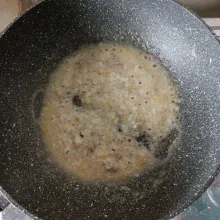 Masak hingga menjadi bubur. Tambahkan garam, aduk rata lalu matikan api.