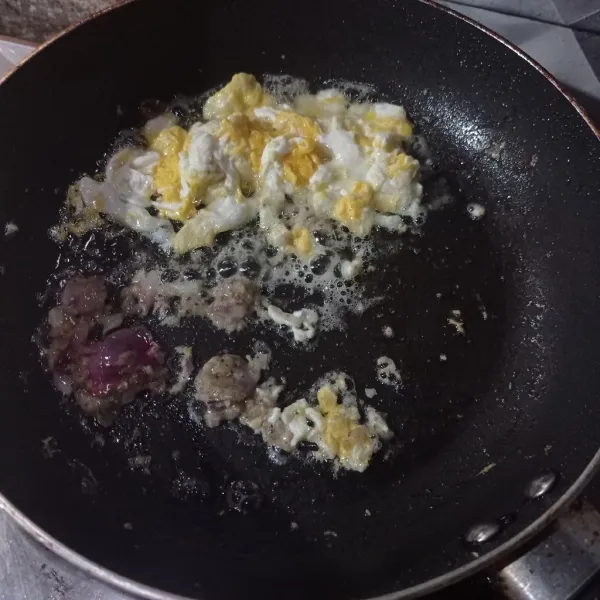 Buat telur orak arik sampai matang, masukan bumbu dasar putih masak sebentar.