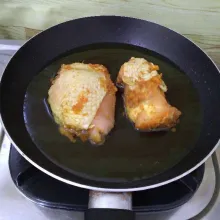 Marinasi daging ayam minimal 30 menit di dalam kulkas. Goreng ayam marinasi hingga semua sisi matang lalu angkat dan sajikan.