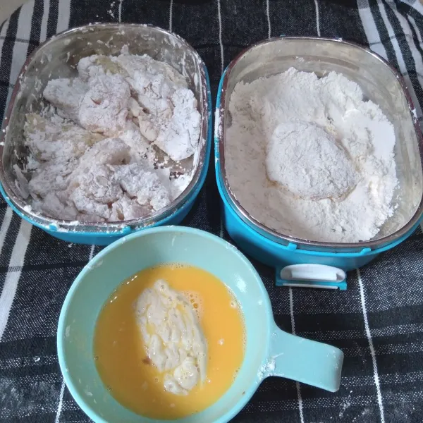 Lumuri ayam dengam tepung maizena, kemudian celupkan ke telur dan lumuri kembali ke tepung serbaguna.
