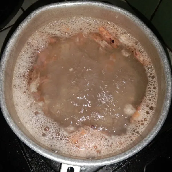 Buat air kaldu udang:  Siapkan air di panci. Tuang tumisan kulit udang. Rebus hingga mendidih. Saring kulit udang.   Sisihkan air kaldu udang