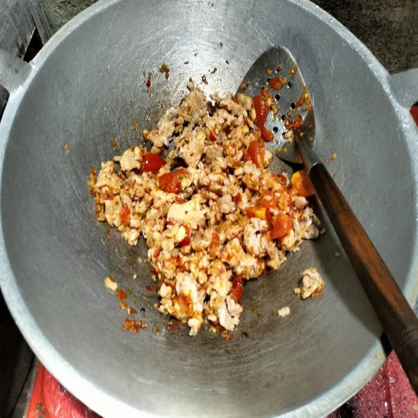 masukkan tempe, aduk-aduk hingga bumbu tercampur rata