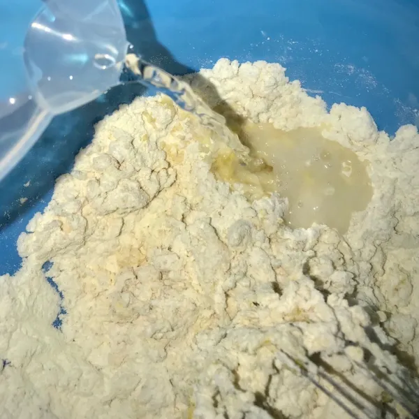 Uleni semua bahan utama kecuali garam dan margarin.