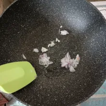Tumis bawang merah dan bawang putih dengan sedikit minyak hingga layu.