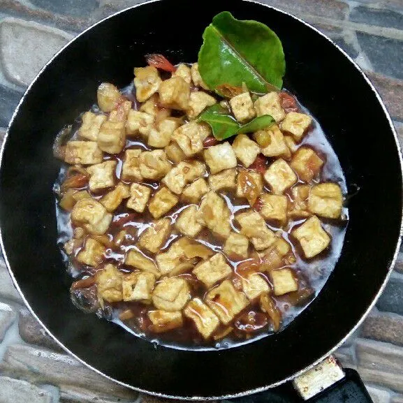 Masukkan tahu. Beri kecap manis, saos teriyaki, lada bubuk, garam, gula, dan penyedap rasa. Tes rasa. Didihkan hingga airnya sedikit asat atau meresap ke dalam tahu. Siap disajikan.