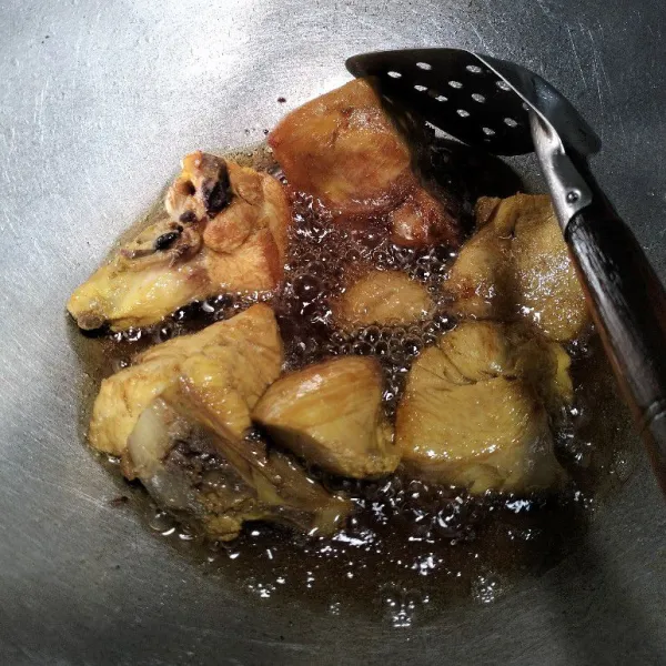 Angkat daging ayam yang telah direbus tadi, goreng sebentar dengan minyak panas hingga sedikit kecoklatan. Biarkan dingin, lalu suwir-suwir ayam sesuai selera, racik dengan bahan pelengkap, tambahkan kuah panas tadi, soto siap dihidangkan.