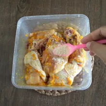 Tambahkan kaldu jamur, garam, dan ketumbar bubuk lalu aduk merata serta koreksi rasa sesuai selera.