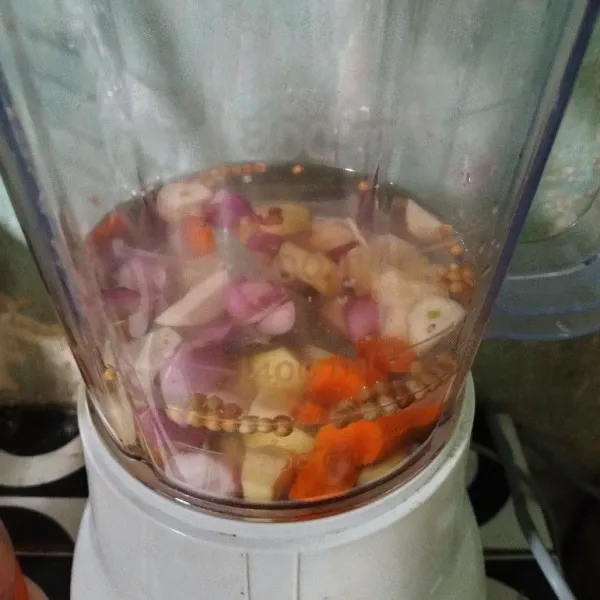 Haluskan bumbu dengan air sampai lembut.
