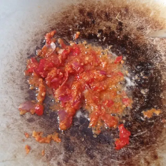 Gunakan minyak sisa goreng udang untuk menulis bumbu halus. Tumis sampai harum.