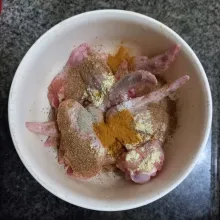 Lumuri sayap ayam dengan garam, kaldu jamur, merica bubuk, kunyit bubuk, bawang putih bubuk dan ketumbar bubuk, aduk rata, diamkan minimal 30 menit.