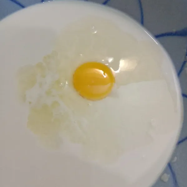 Masukkan 1 butir telur aduk rata