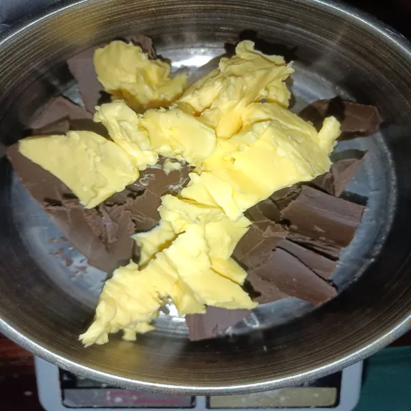Lelehkan dengan cara di tim ataupun dimasukkan di microwave margarin dan coklat