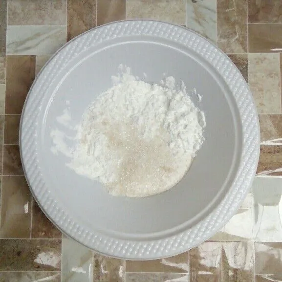 Campur tepung terigu, tepung beras, garam, gula, dan vanili bubuk.